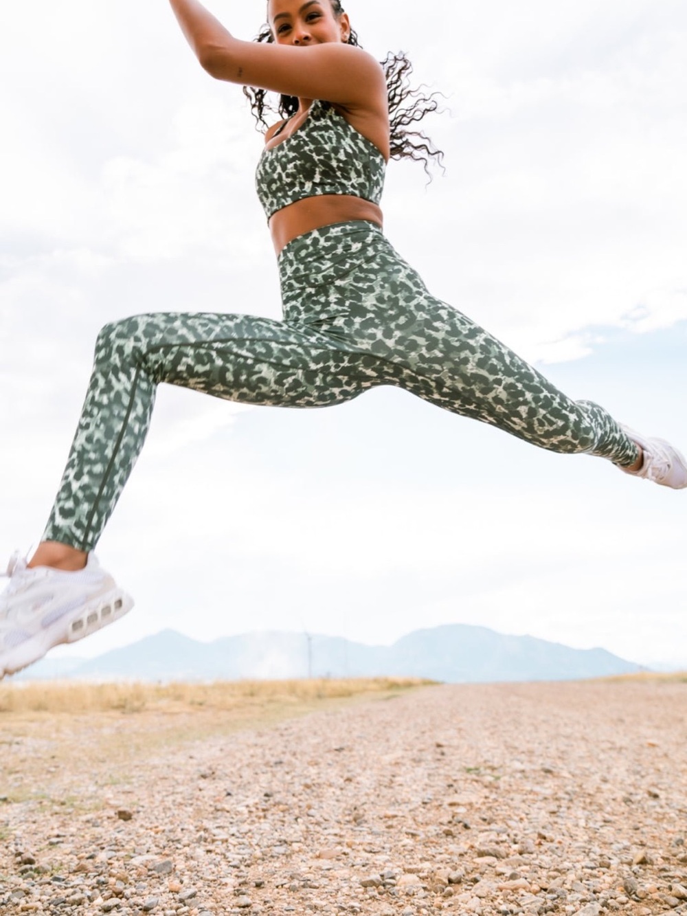 Vitality Pulse Pant Olive Feline Leggings — Women's Active Leggings